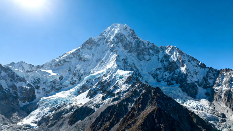 壮丽雪山蓝天下的景象图片