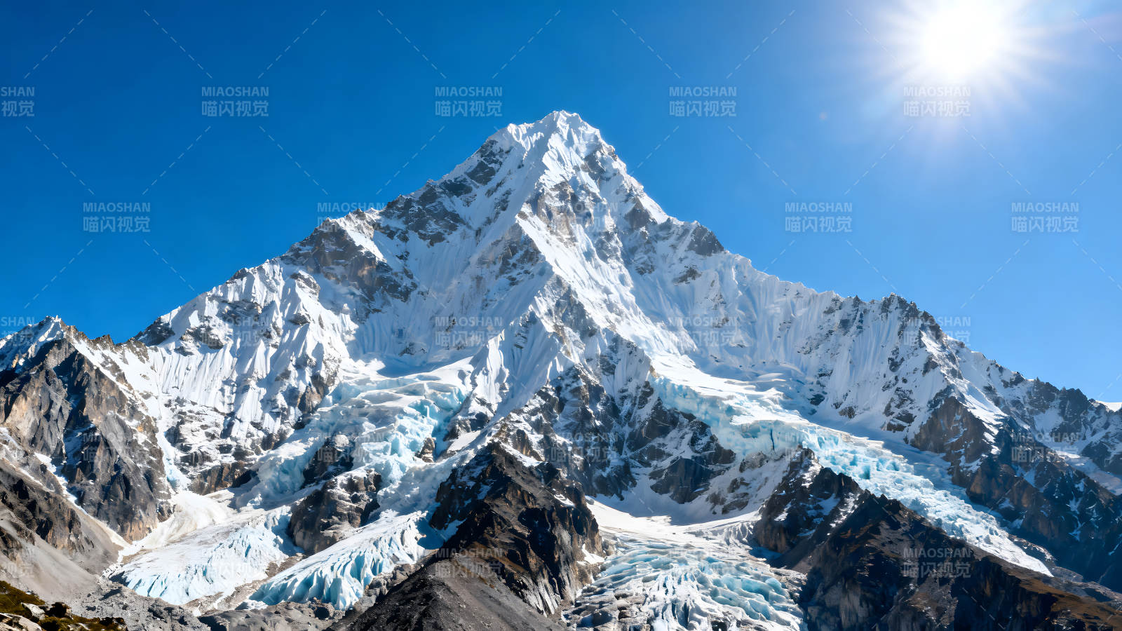 雪山蓝天阳光下的壮丽景色图片