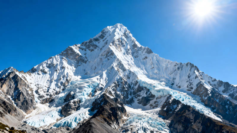 雪山蓝天阳光下的壮丽景色图片
