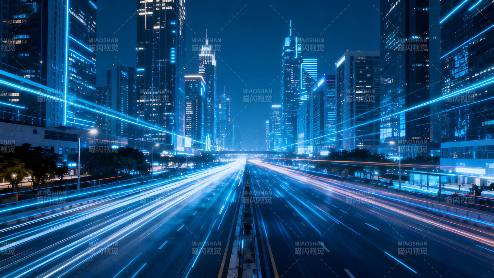 夜晚城市高速公路车流穿梭图片