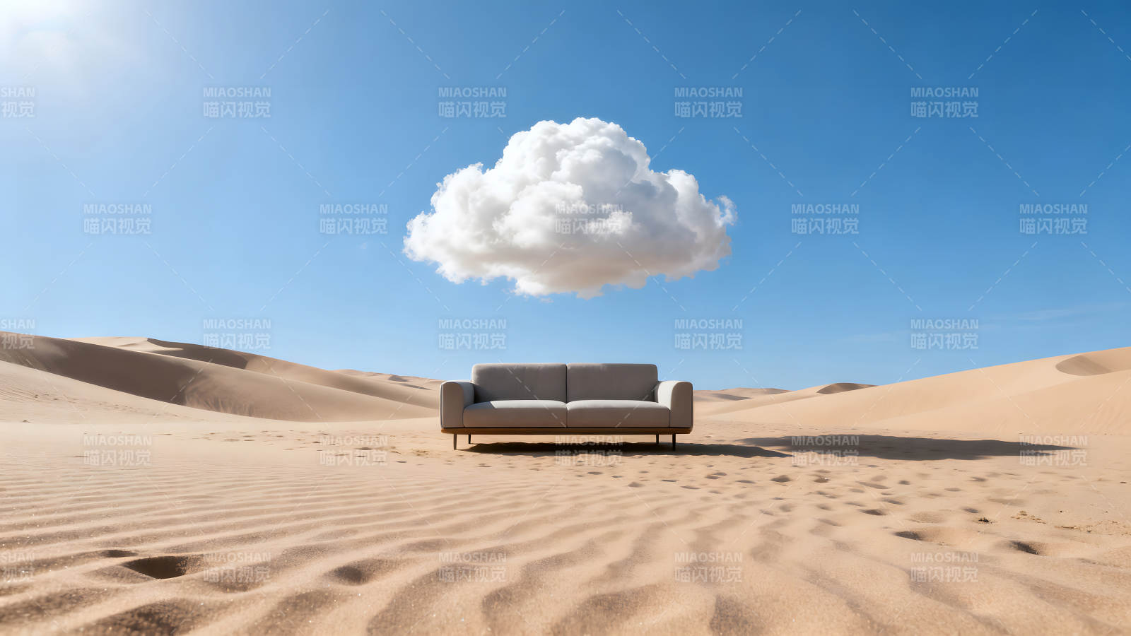 沙漠中的沙发和云朵景象奇特图片