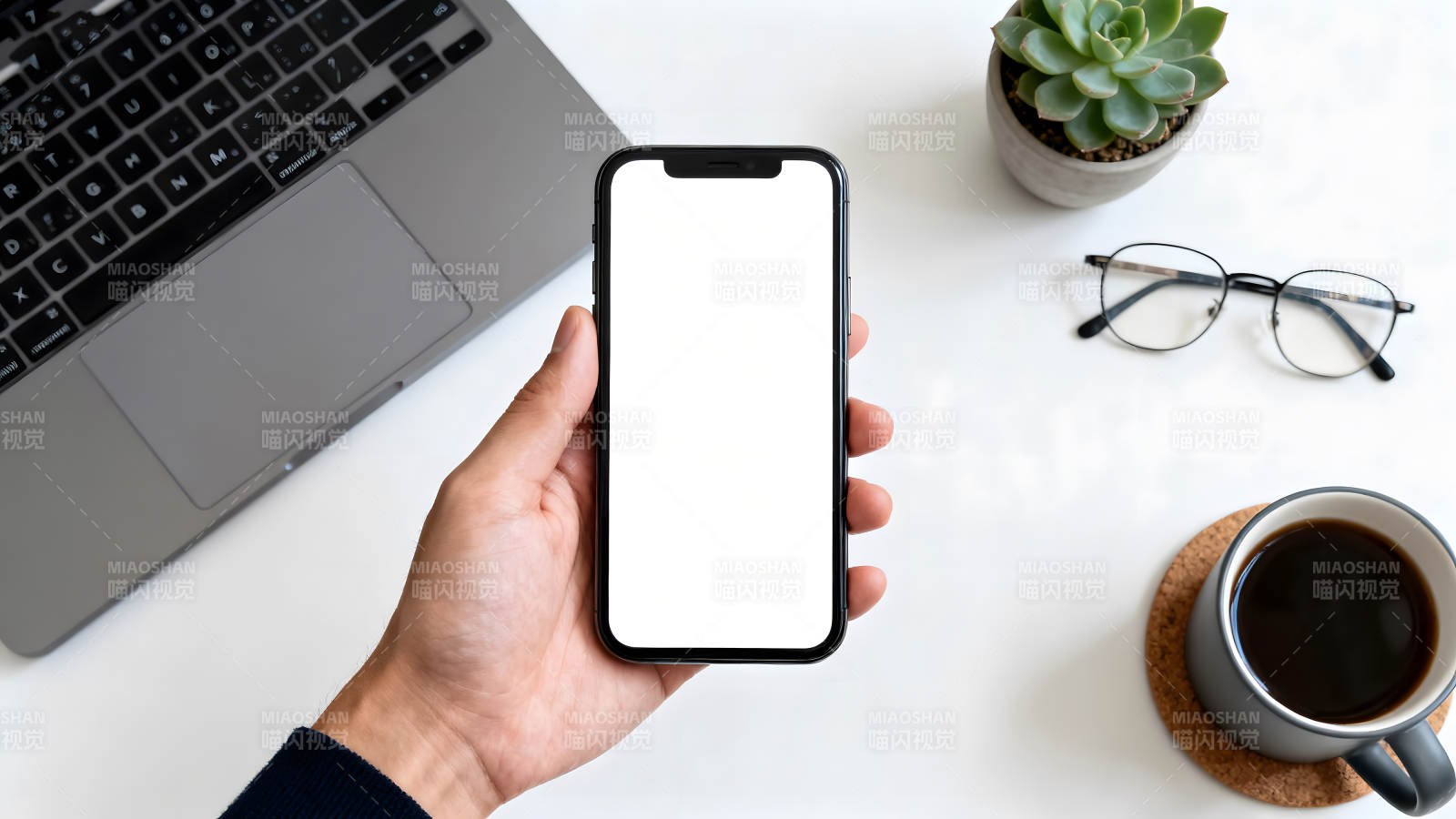 手持手机办公桌面图片