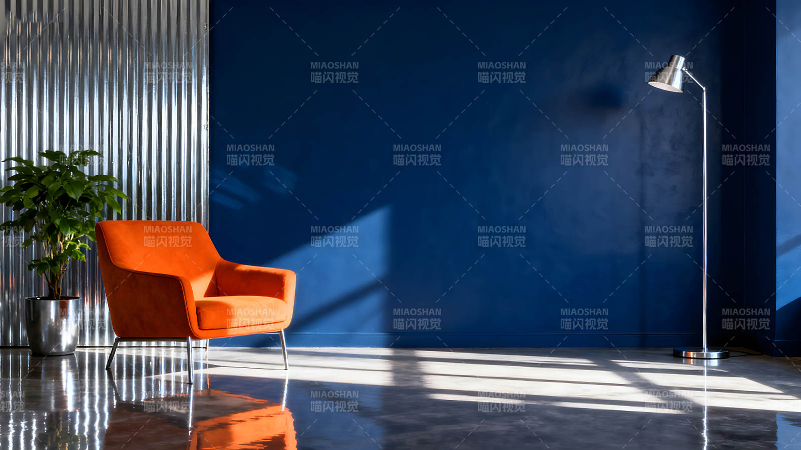 橙色沙发蓝色墙面光影交错图片