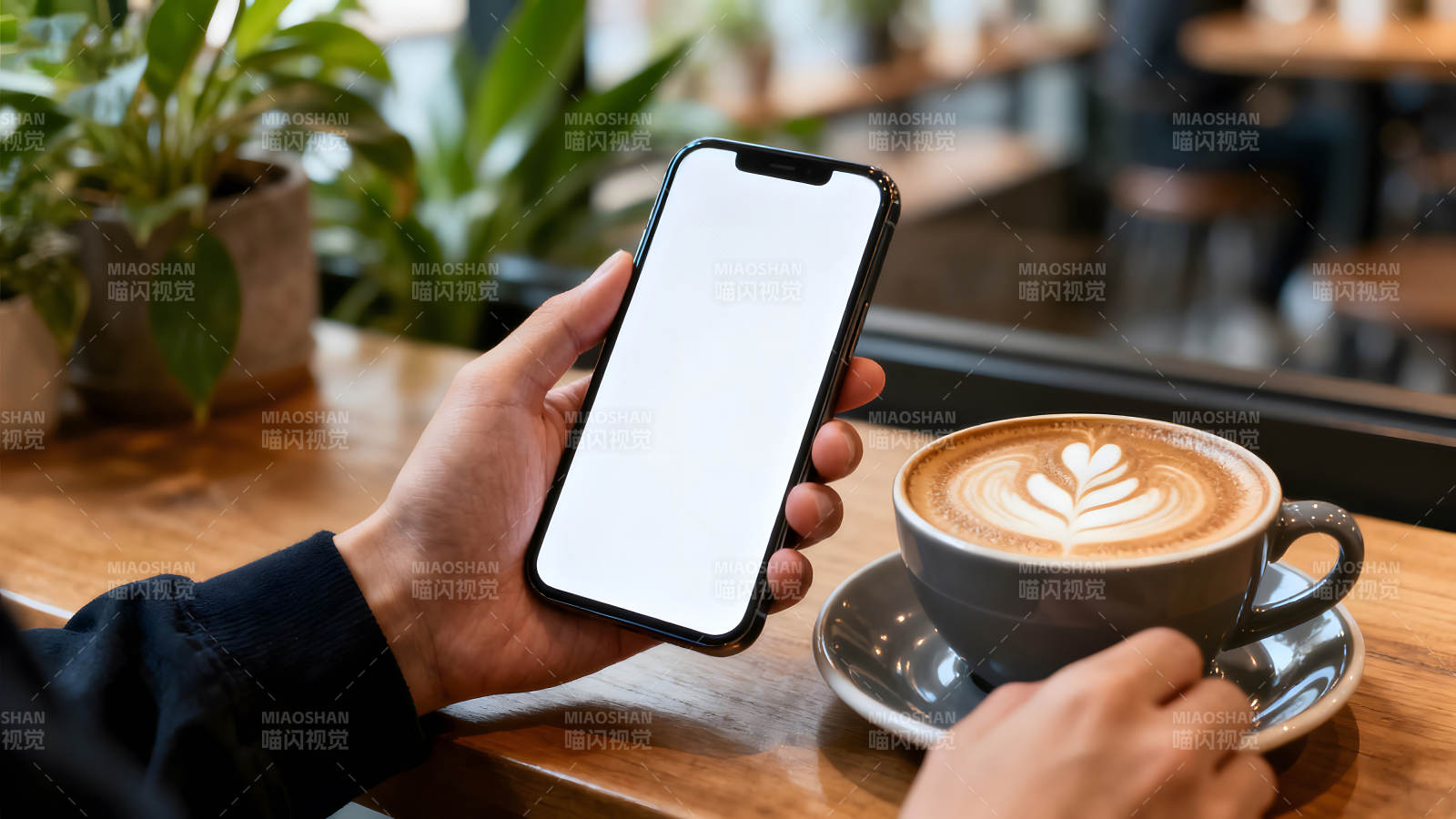 手持手机咖啡杯的场景图片