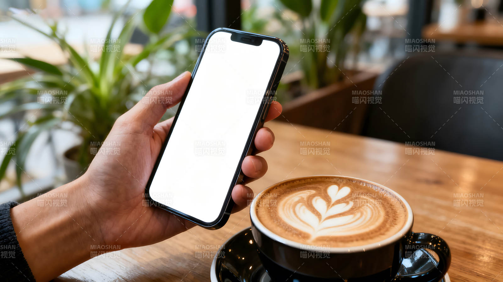 手持手机和咖啡享受惬意时光图片