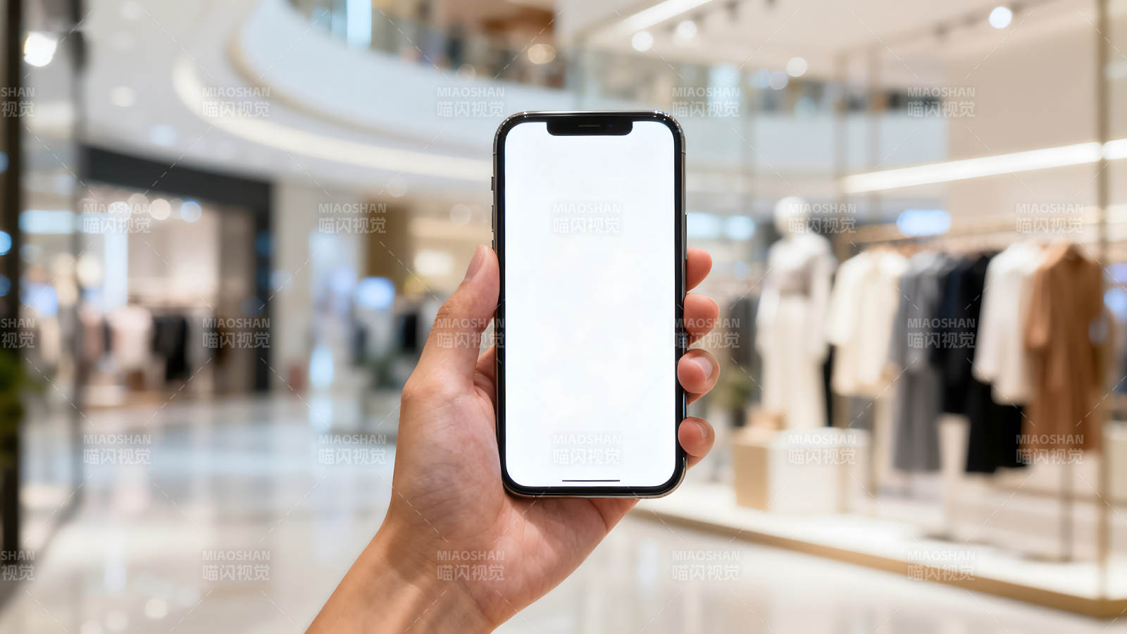 手持手机在商场内展示图片