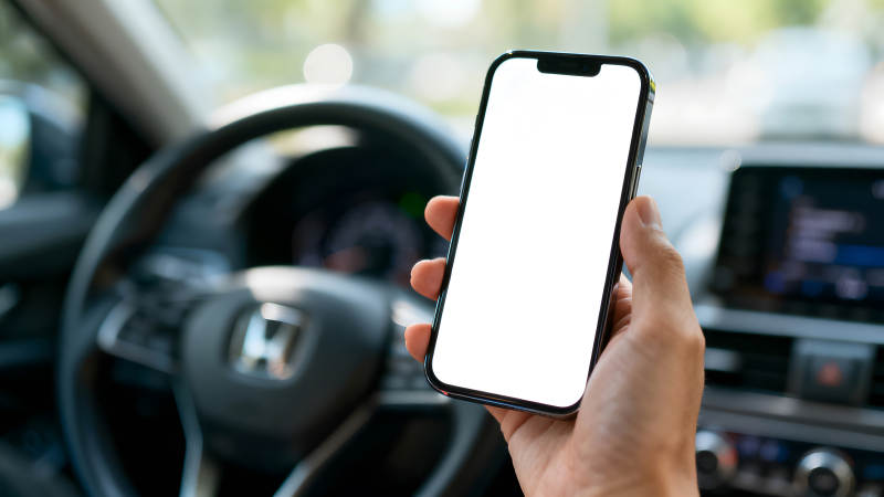 手持手机在车内显示屏空白图片