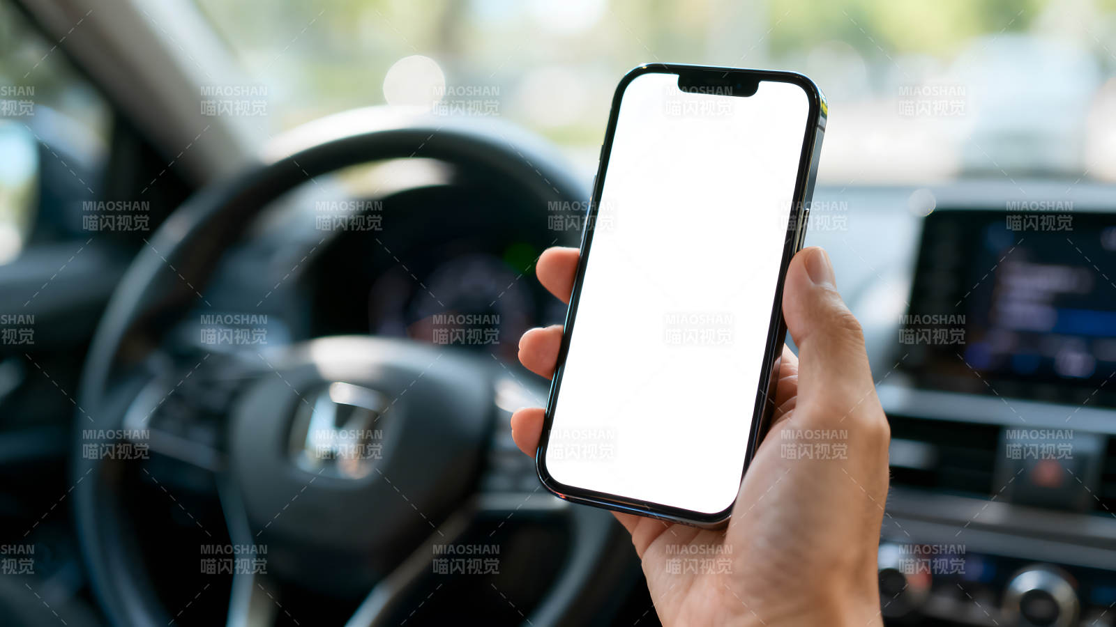 手持手机在车内显示屏空白图片