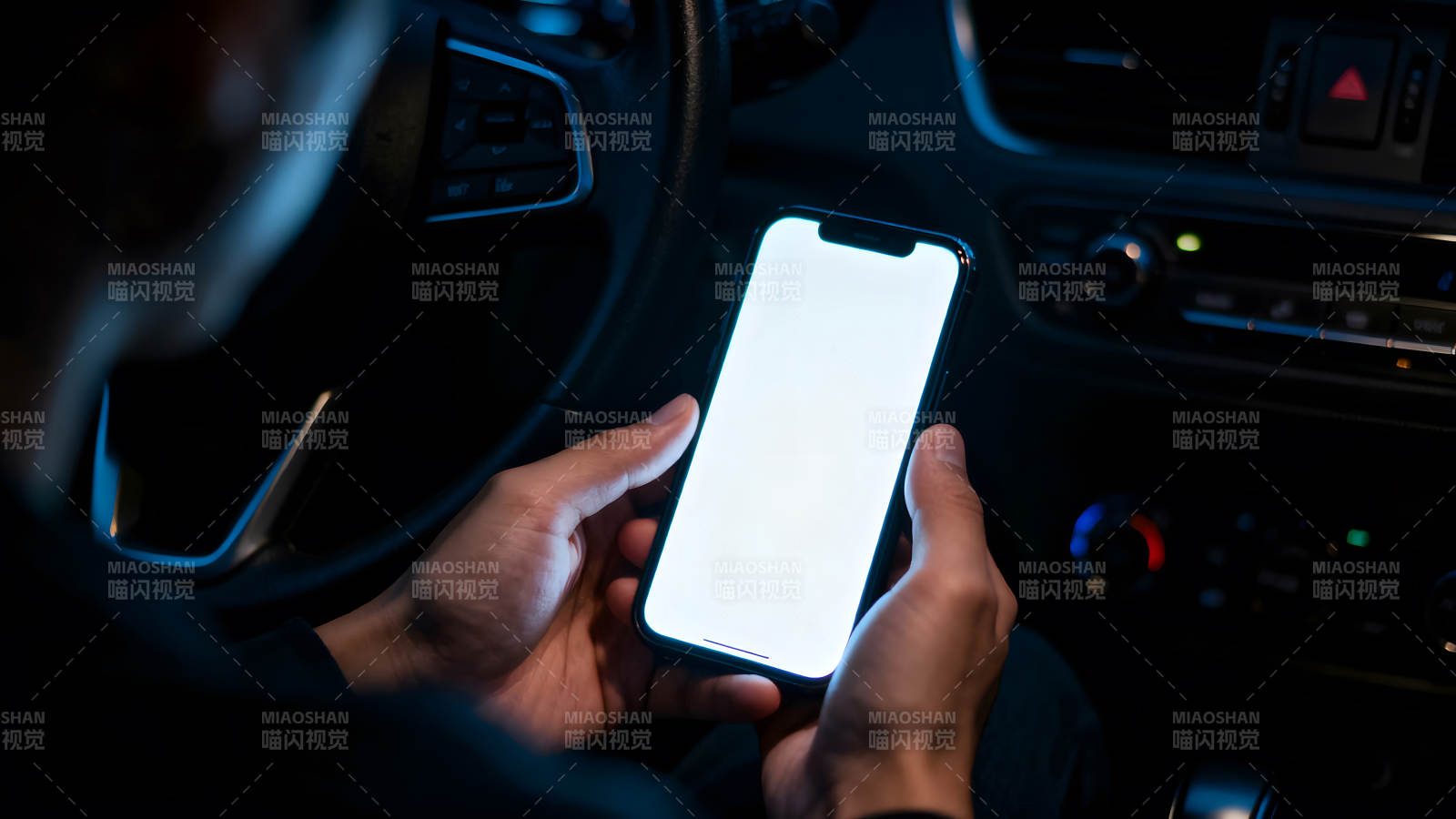 车内用手机黑暗环境图片