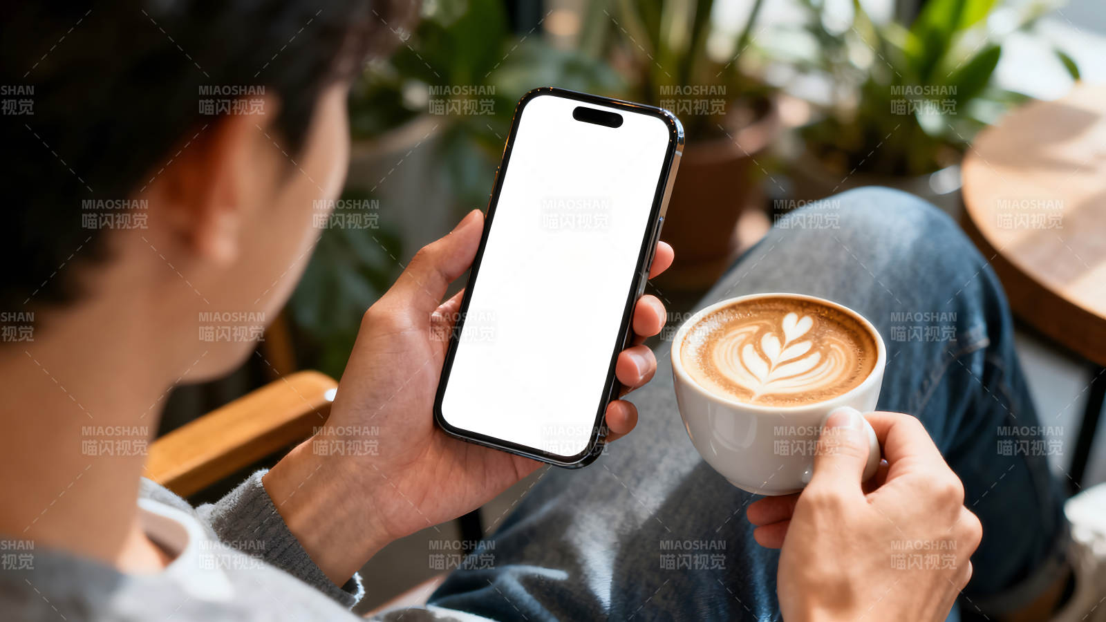 手持手机喝咖啡放松休闲图片