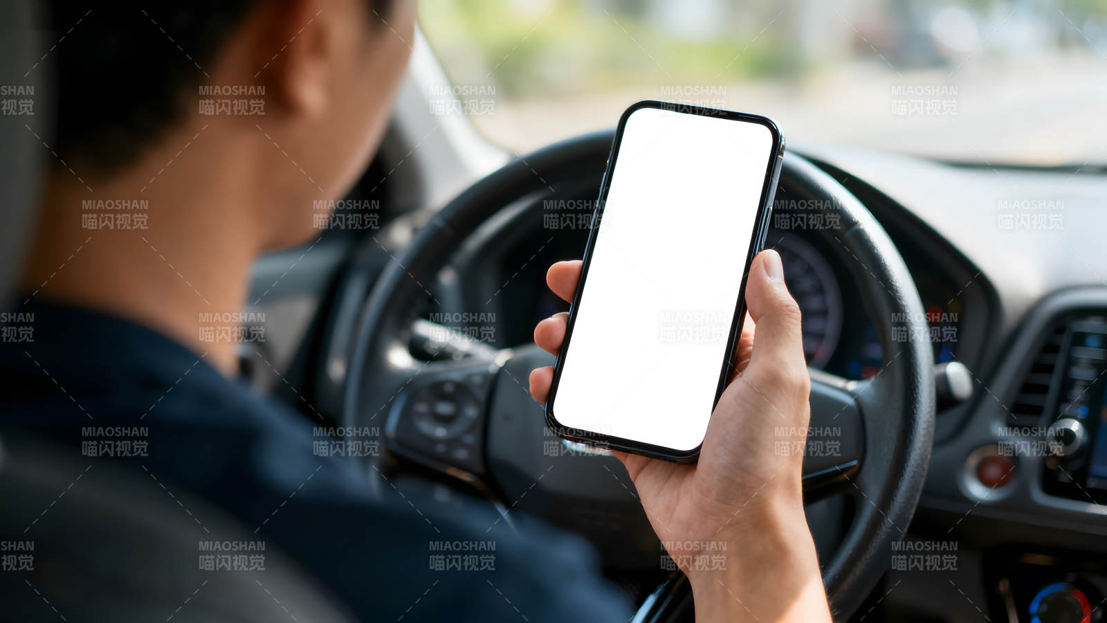 驾驶员手持手机查看界面图片