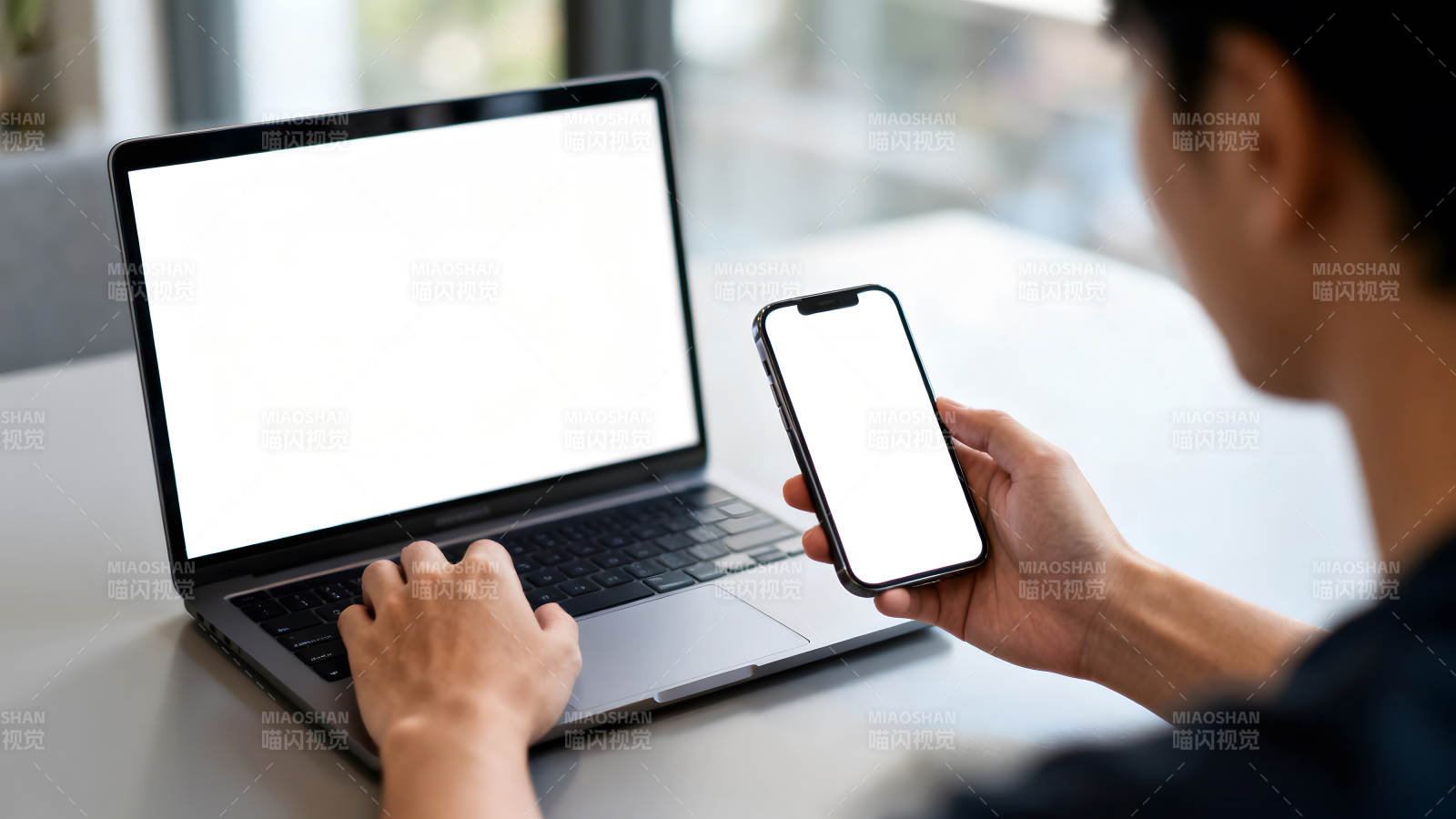 用户使用手机笔记本电脑工作图片