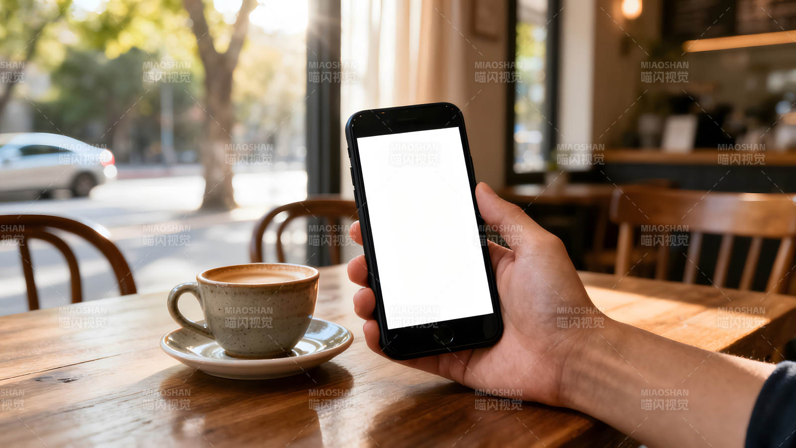 咖啡厅内手持手机图片