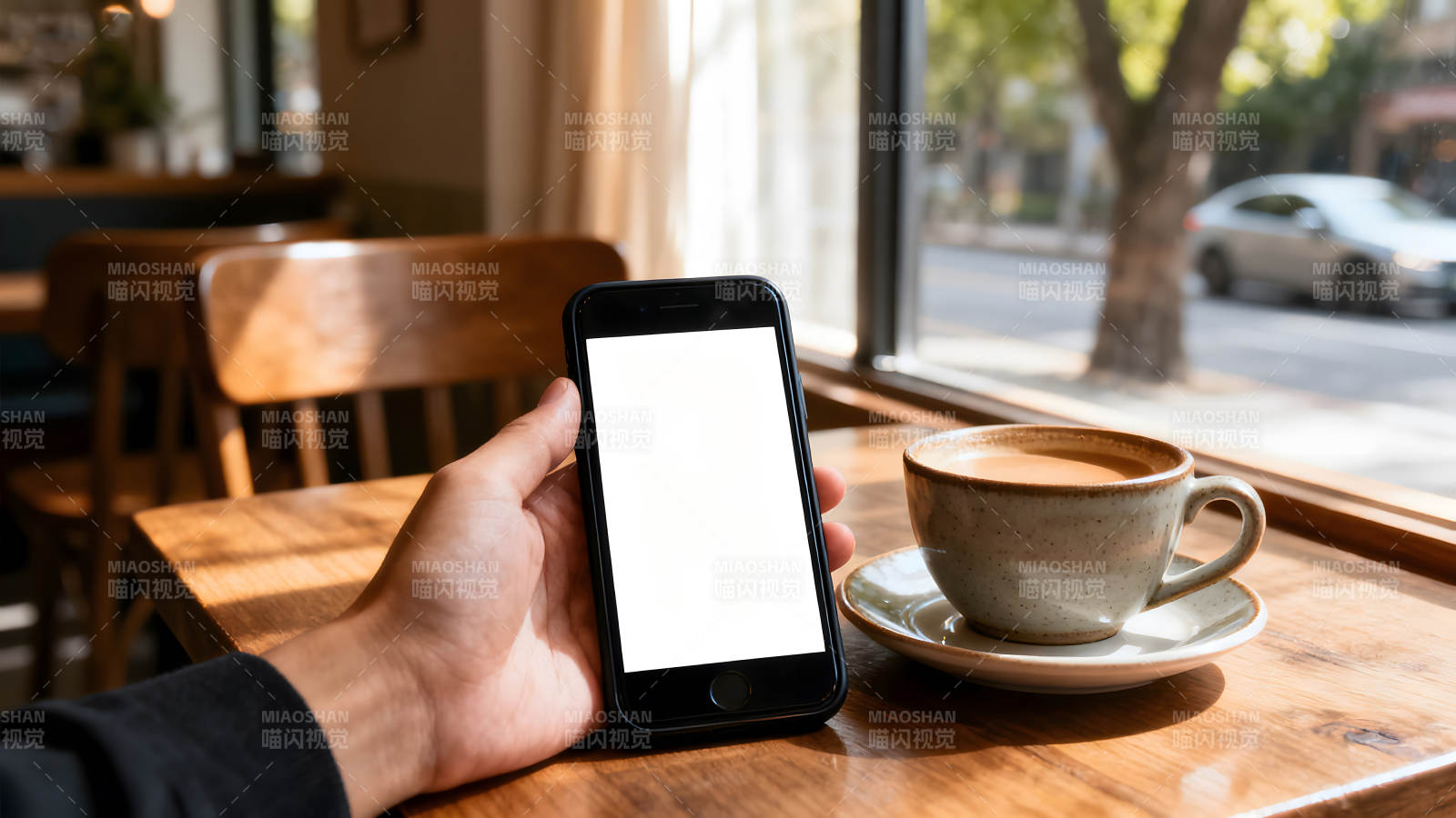 手持手机喝咖啡惬意时光图片