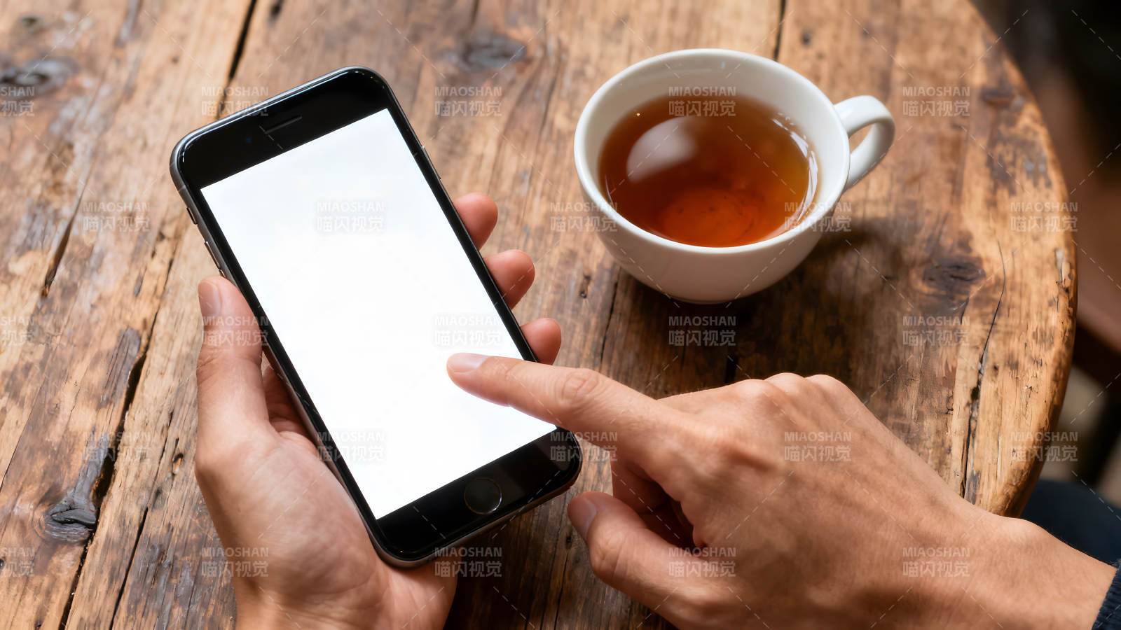 手机和茶杯在木桌上休闲时刻图片