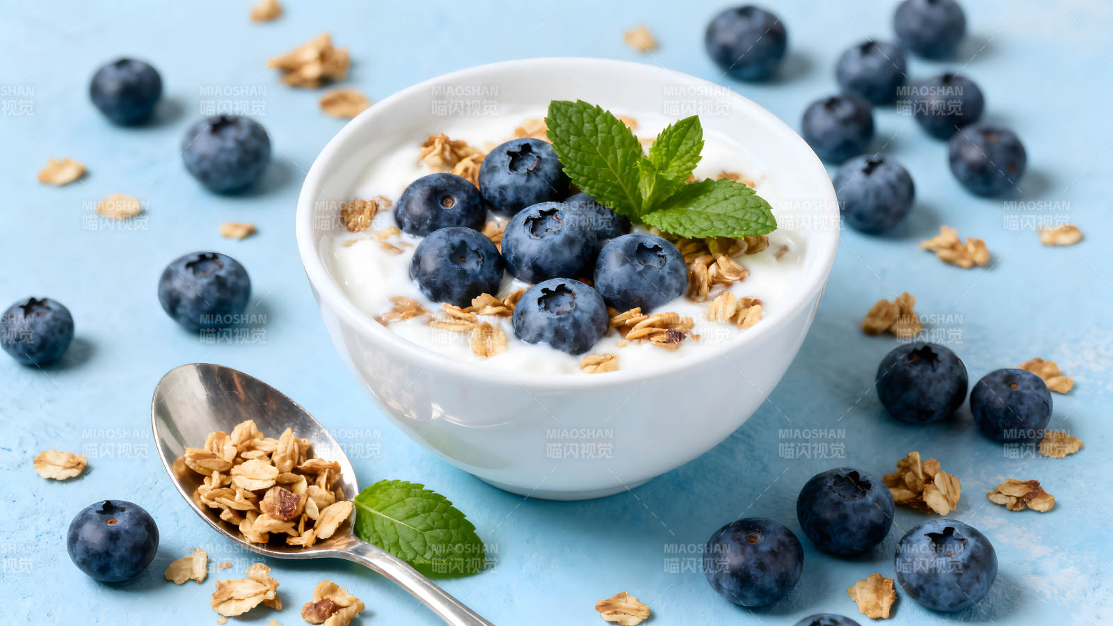 蓝莓酸奶燕麦片早餐图片