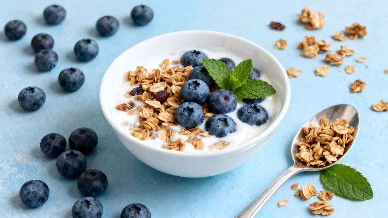 蓝莓酸奶碗搭配麦片薄荷叶图片