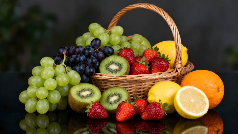 篮子里的水果组合静物图片图片