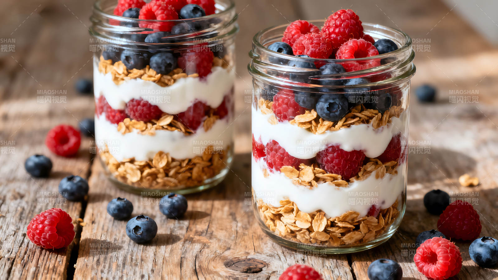 玻璃罐里的美味甜点图片