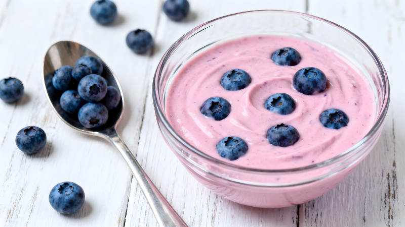 蓝莓酸奶和勺子简单的食物图片