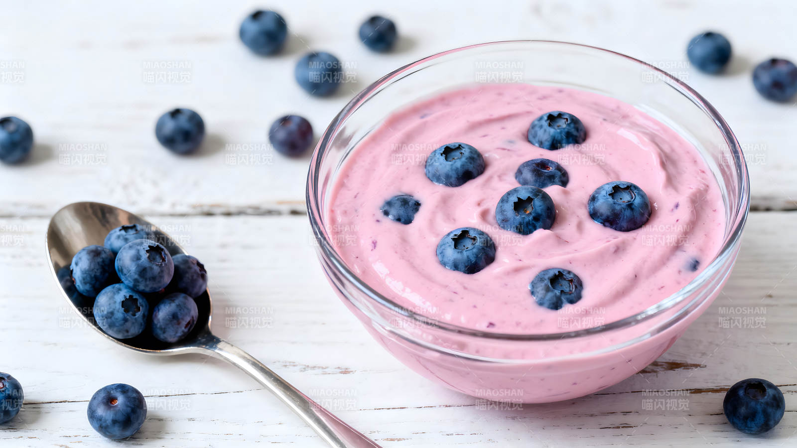蓝莓酸奶和蓝莓的特写镜头图片