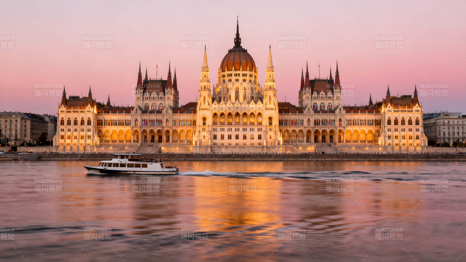 布达佩斯国会大厦夜景游船倒影图片
