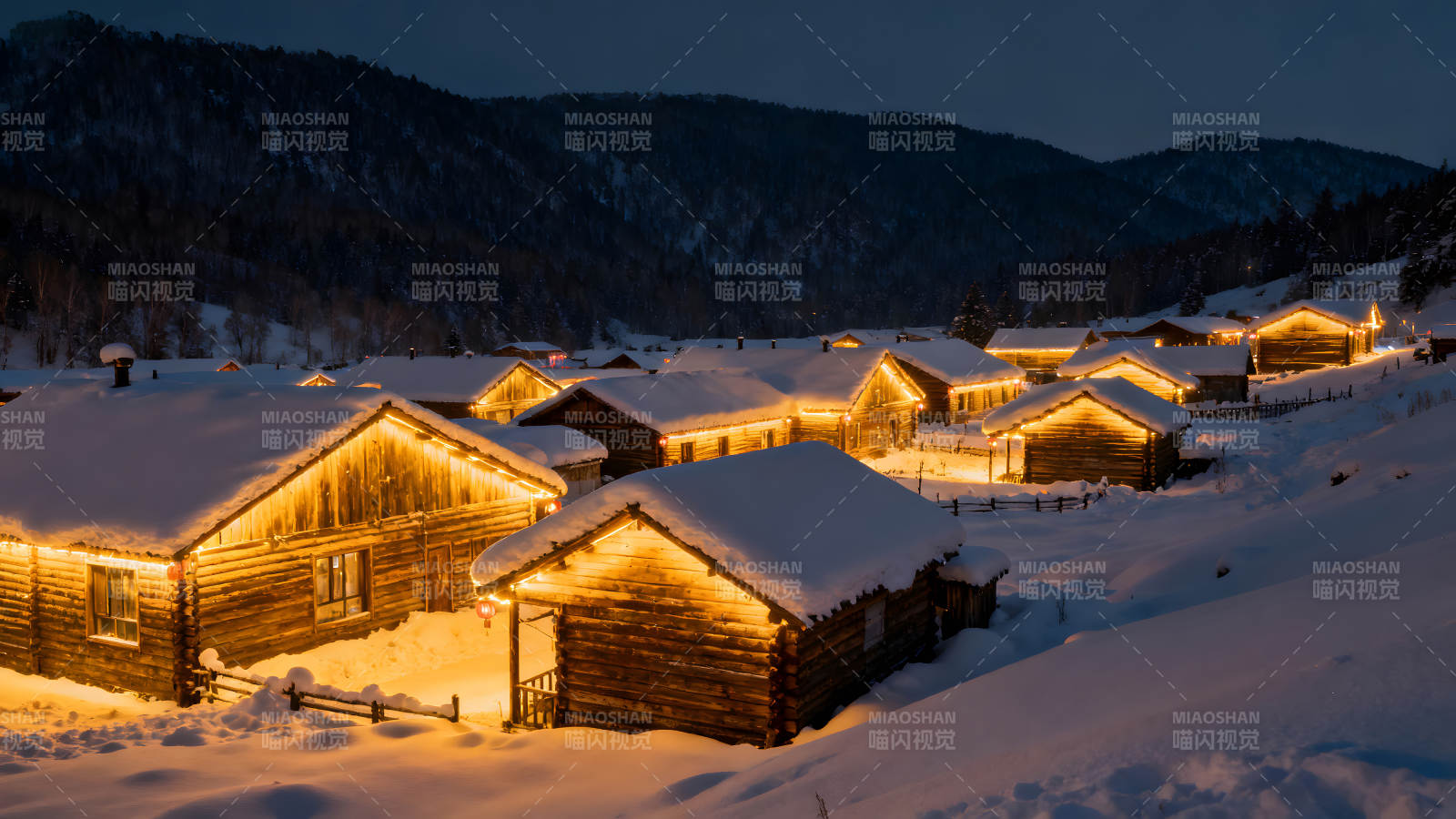 雪夜中的木屋村庄点点灯光温馨静谧图片