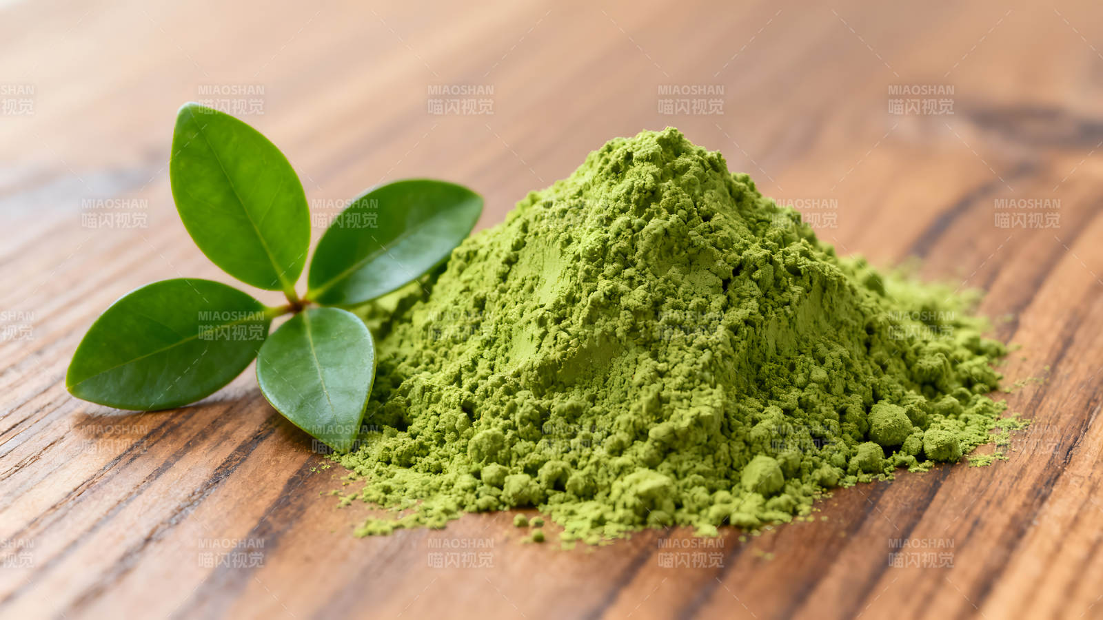 抹茶粉与绿叶特写图片