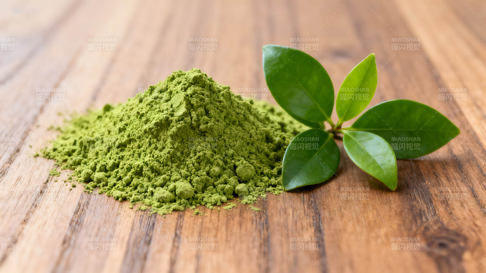 抹茶粉与绿叶的特写镜头图片