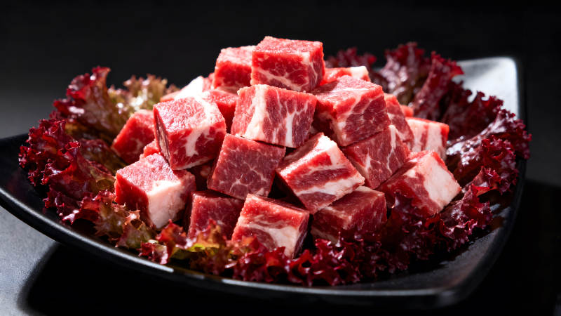 新鲜牛肉块配红叶菜图片