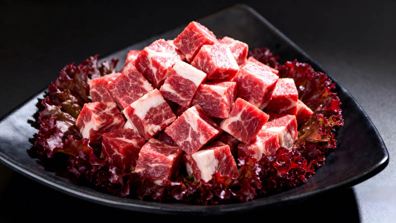 鲜美牛肉块配红叶菜图片
