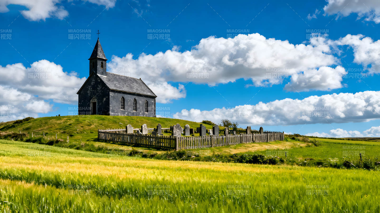 蓝天下的教堂墓地田园风光宜人图片
