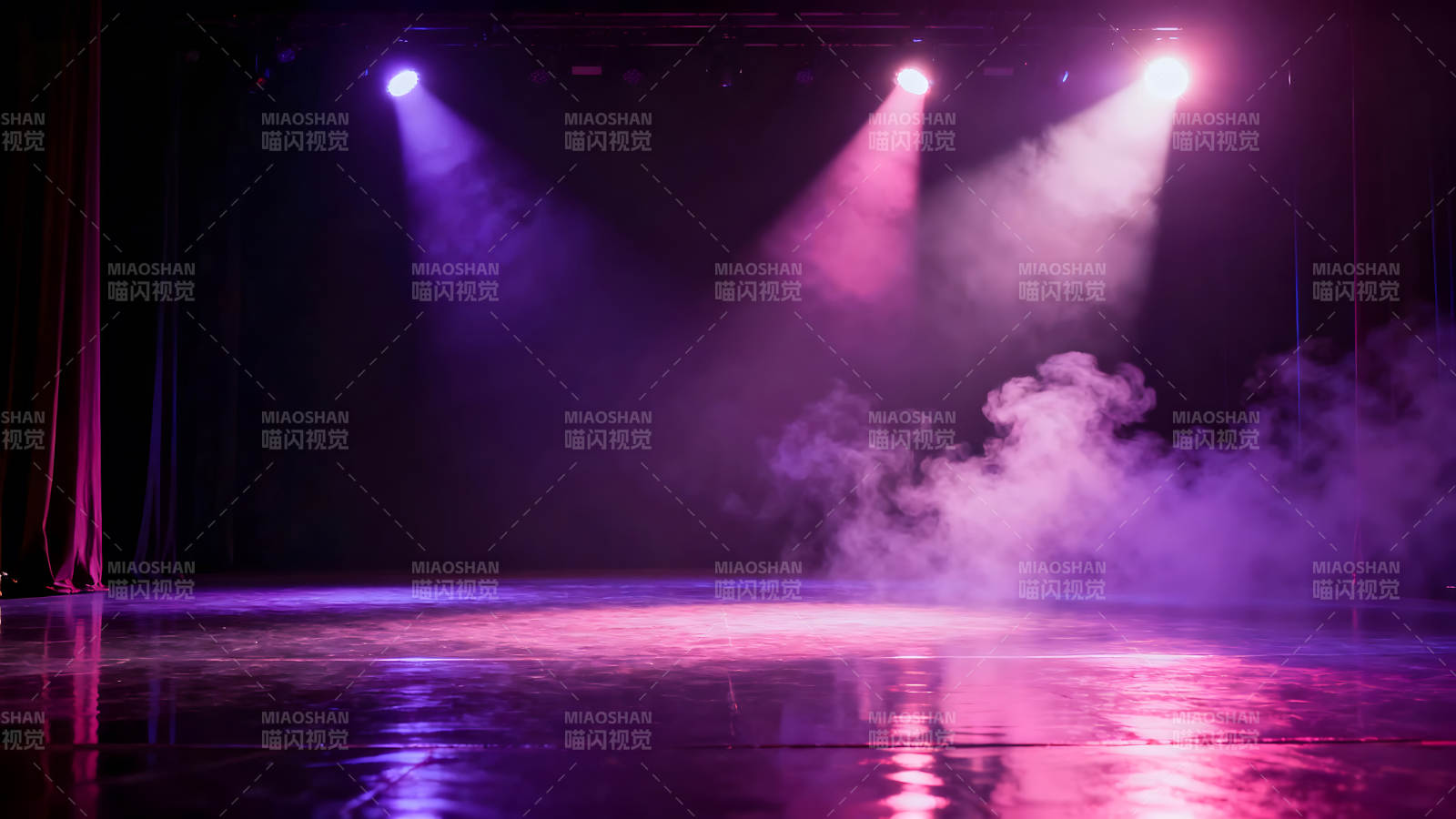 舞台灯光烟雾下的景象图片