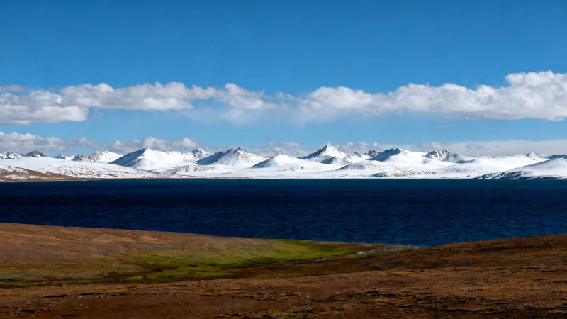 雪山蓝湖风光无限图片
