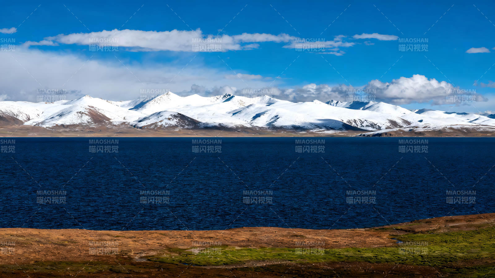 雪山湖泊蓝天白云风景画图片