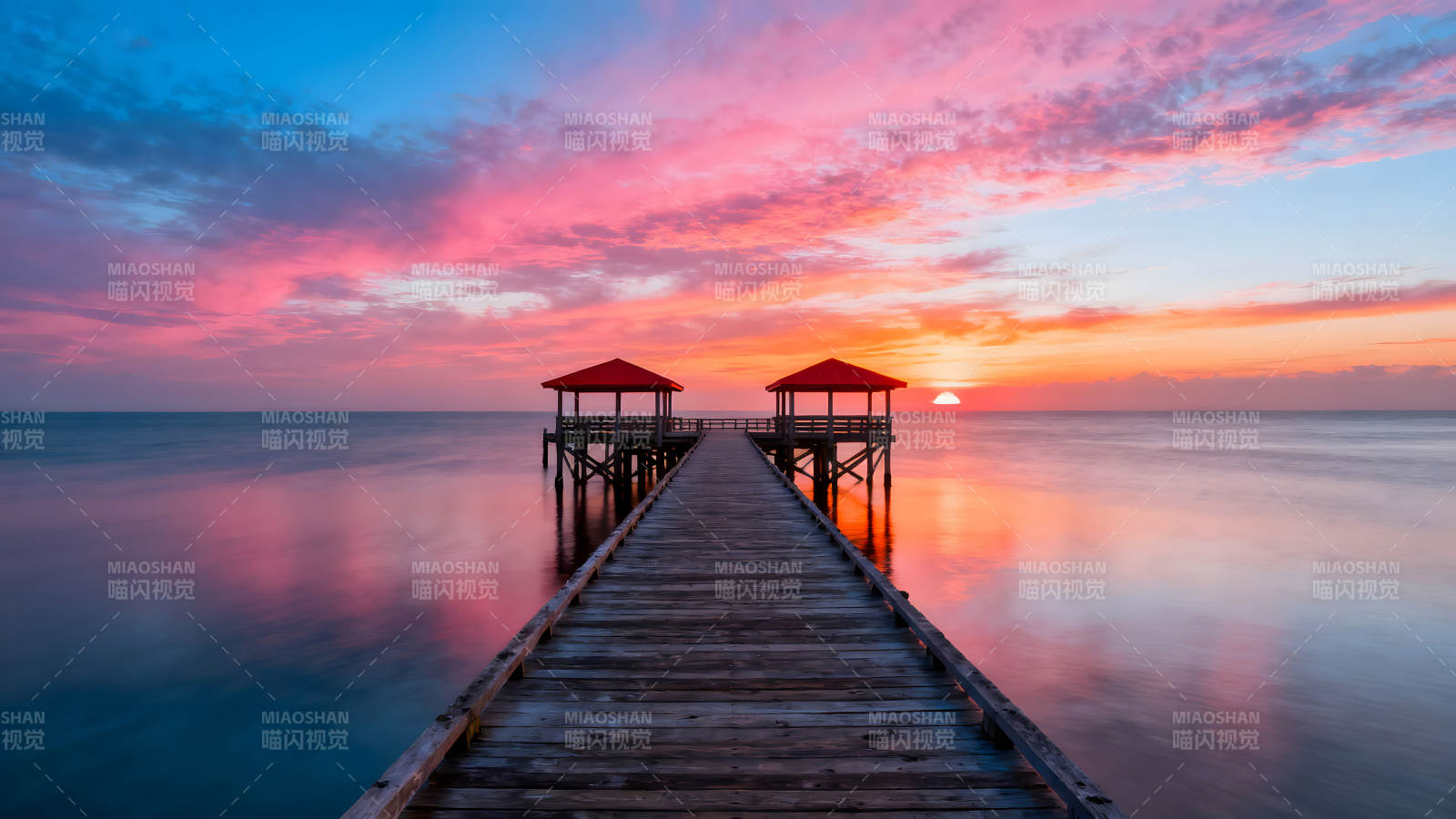 夕阳下码头景色迷人天空美丽如画图片