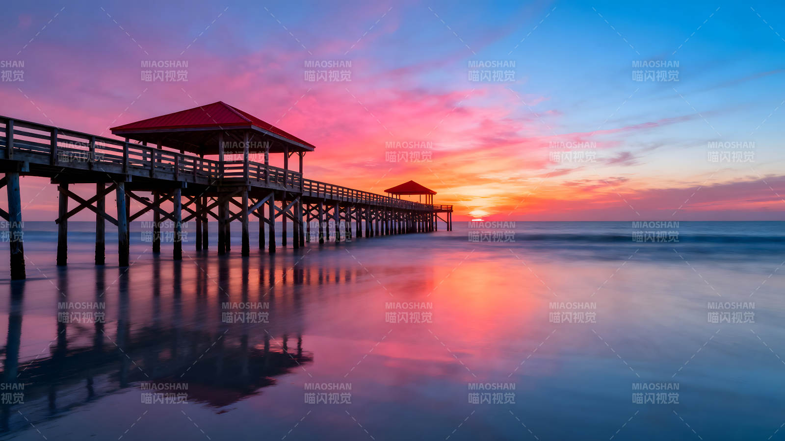 海边日落码头景色绚丽多彩图片