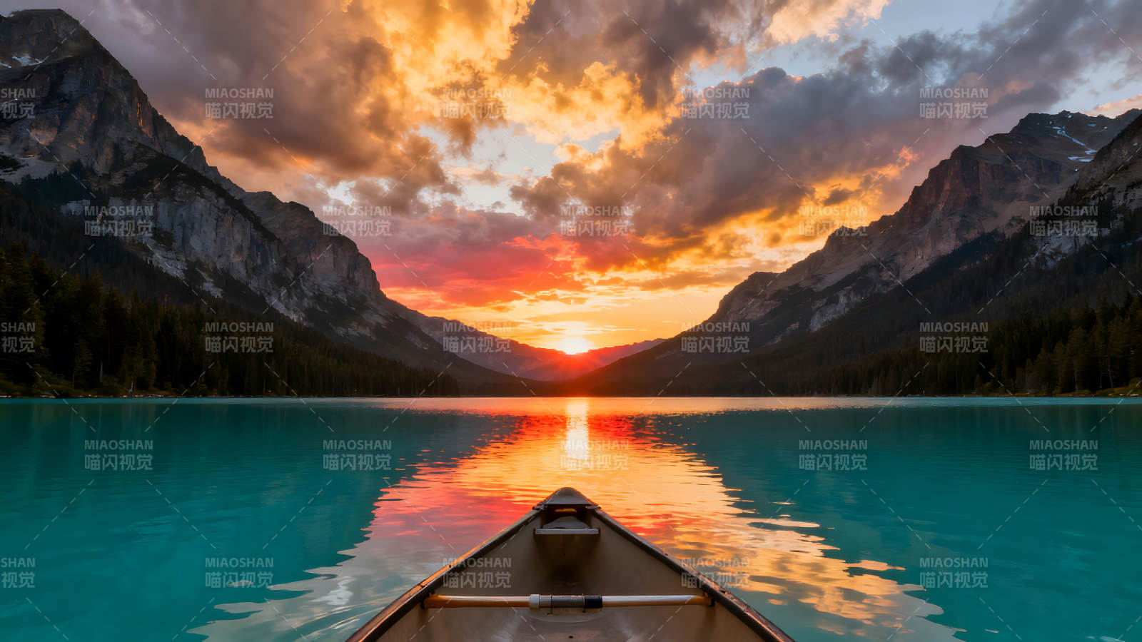 湖泊夕阳下的皮艇倒影图片