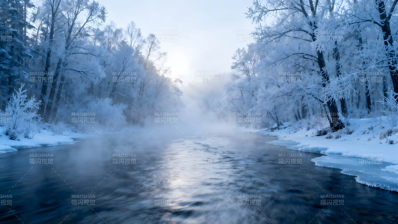 寒冬雾气笼罩下的河流风光图片