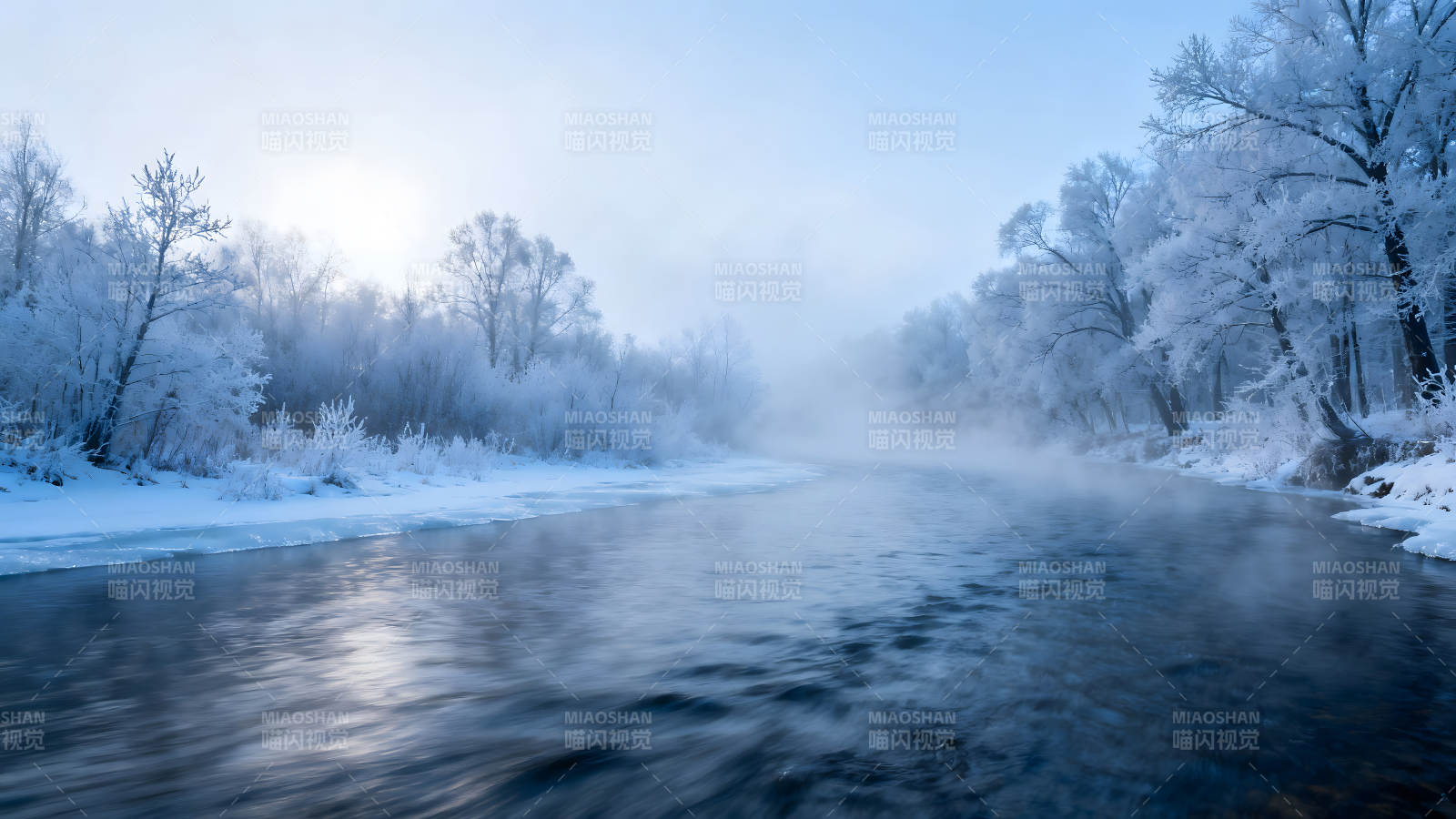 寒冬雾气笼罩下的河流与冰雪图片