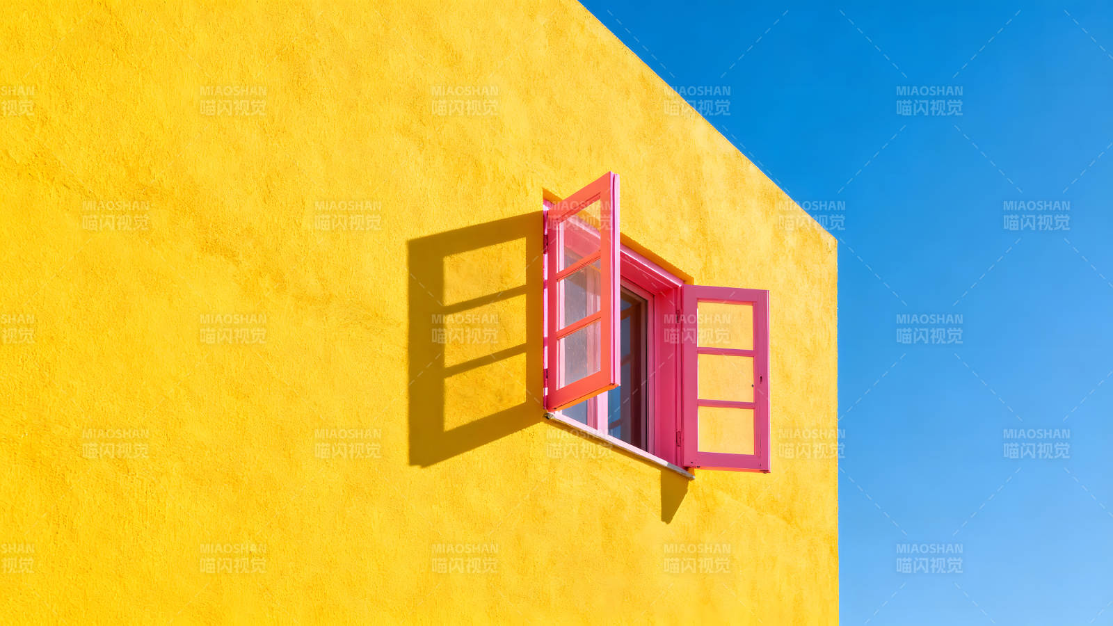 黄色建筑粉色窗户天空蓝色图片