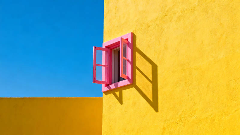 粉色窗户黄色墙壁蓝天图片