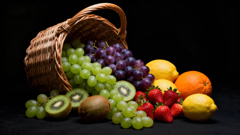 篮子水果组合黑背景下的美味食物图片