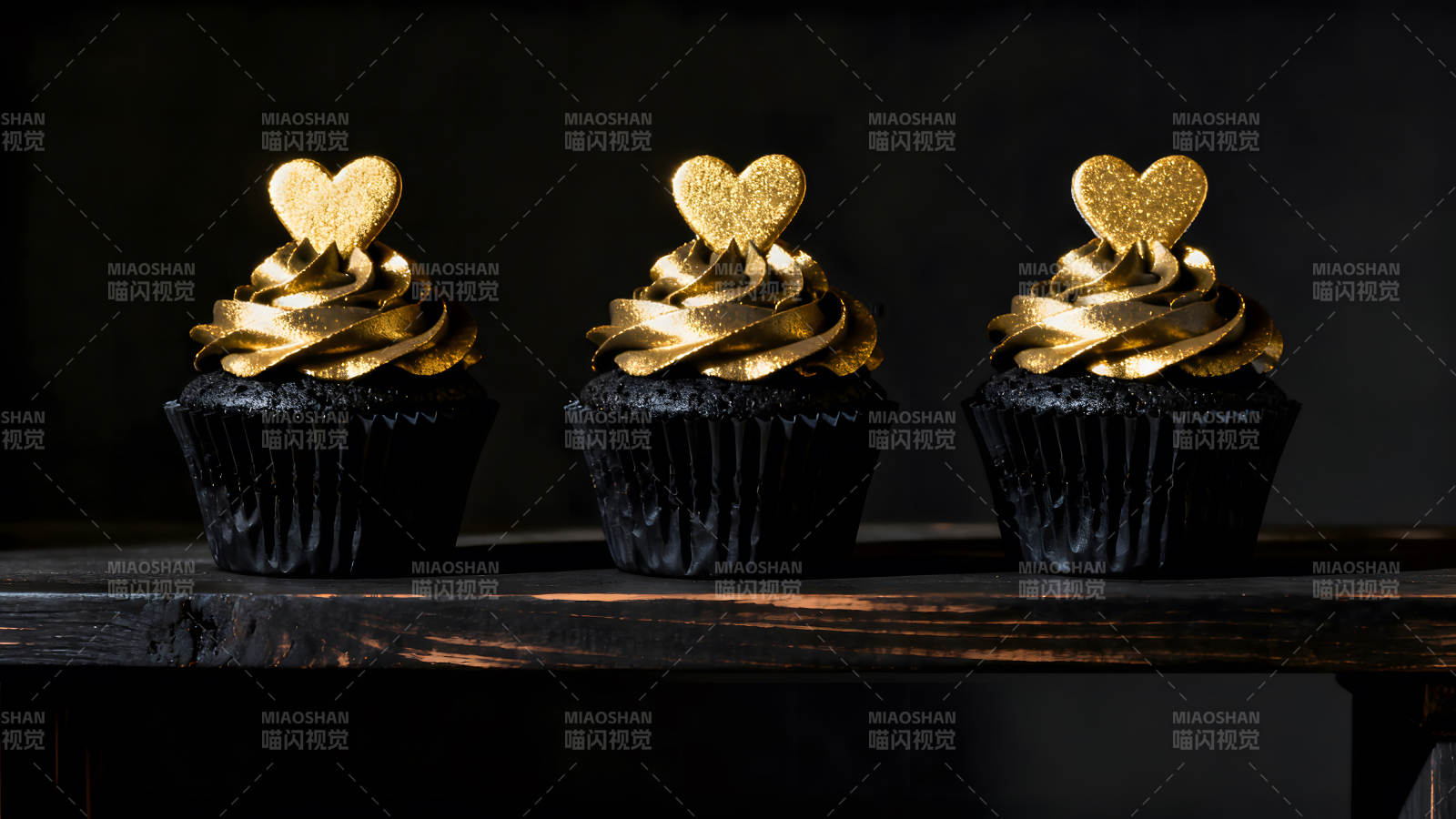 金心黑杯子蛋糕图片