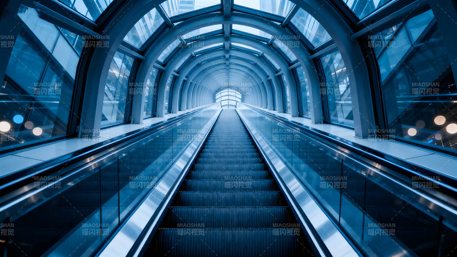 蓝色扶梯通道延伸玻璃结构图片