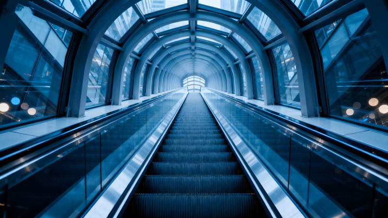 蓝色扶梯通道延伸玻璃结构图片