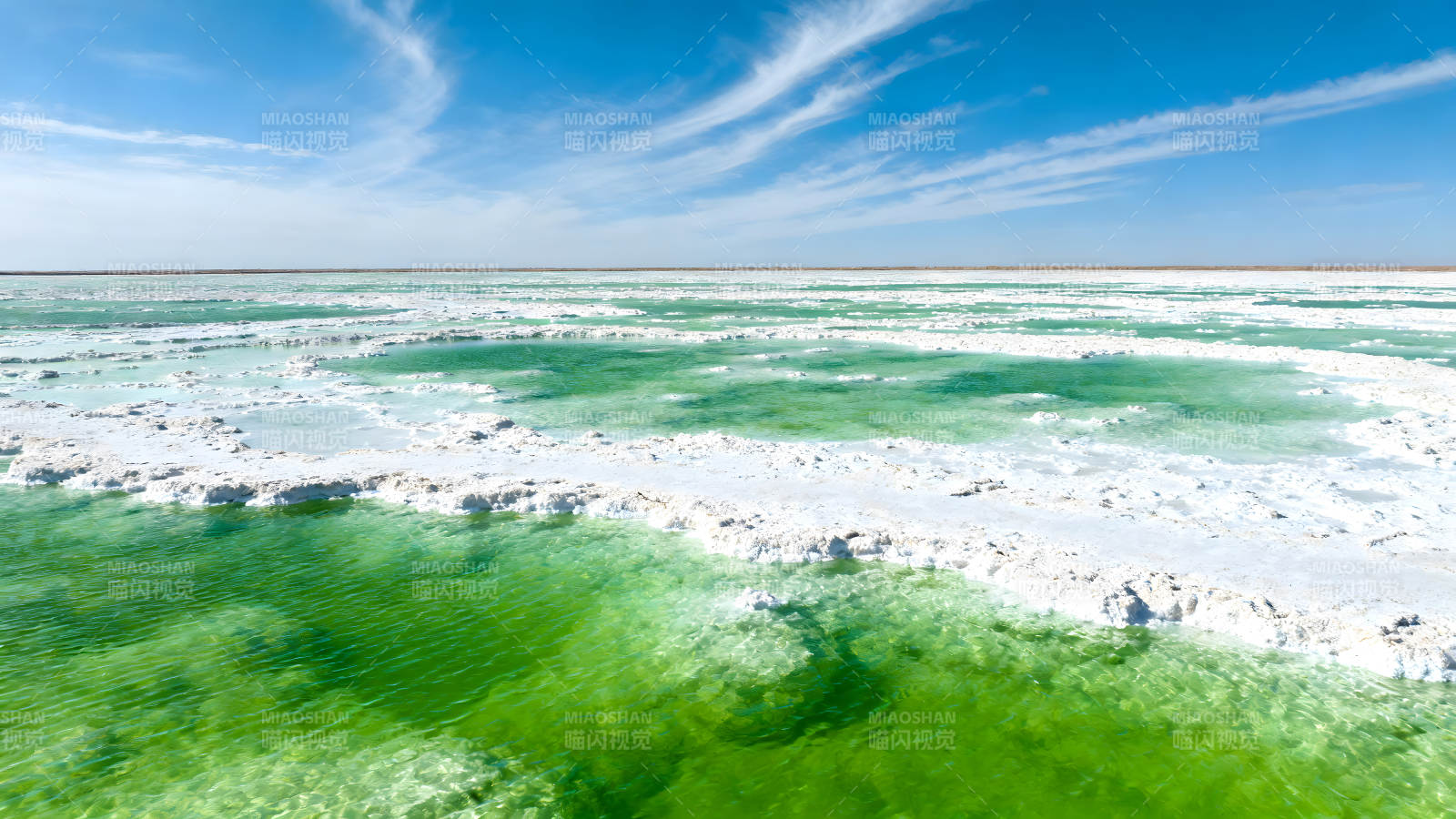碧水蓝天盐滩风光图片