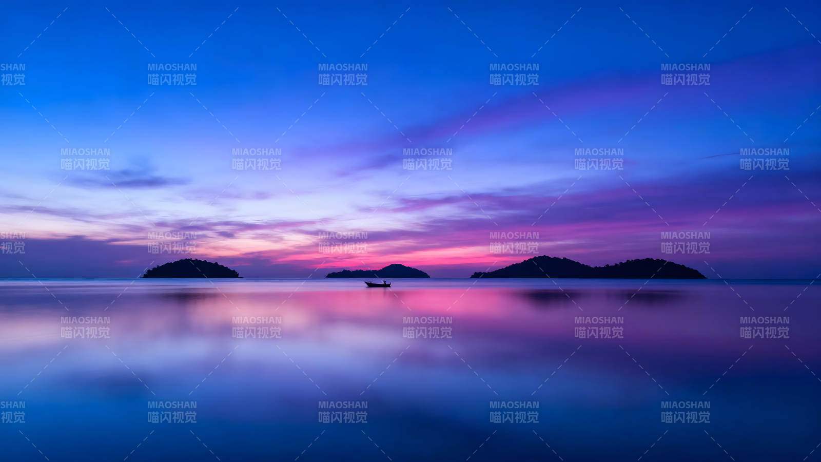 夕阳下的海面与岛屿美丽静谧的景色图片