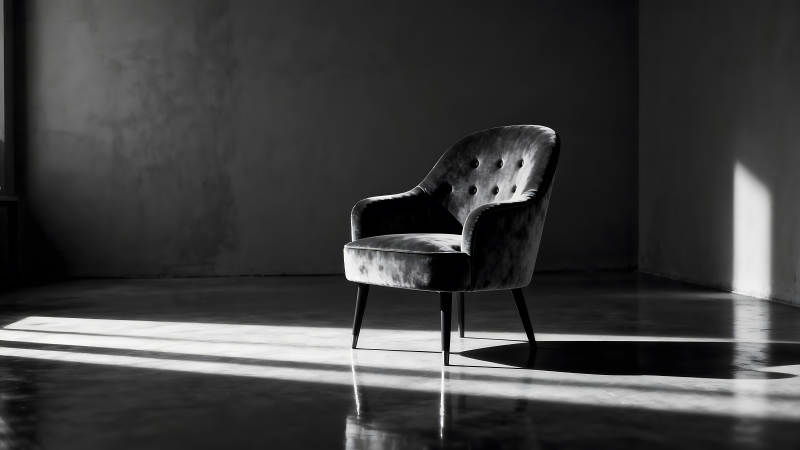 黑白光影下的单人扶手椅图片