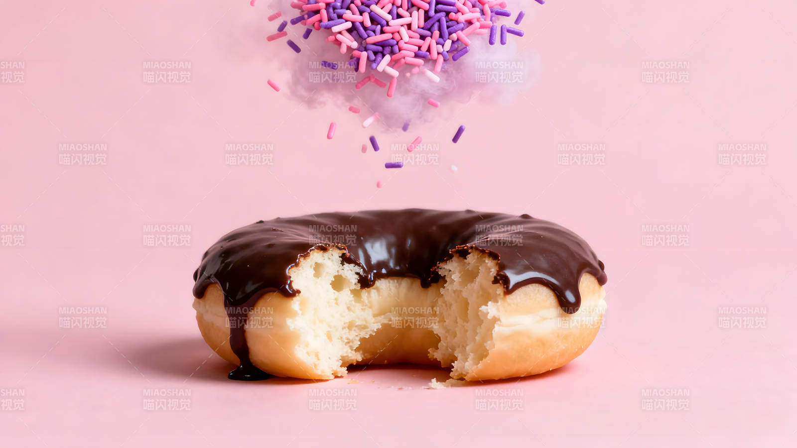 巧克力甜甜圈与彩色糖果雨图片